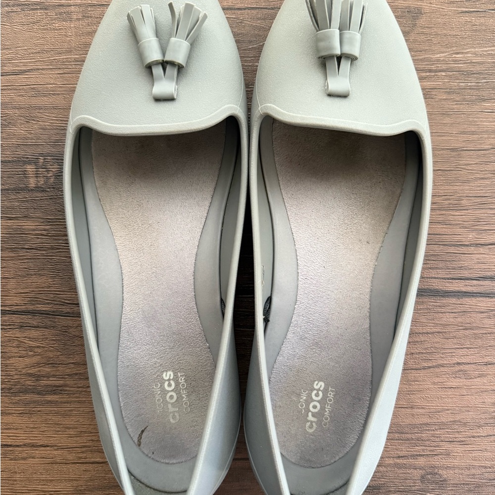 CROCS Women's Light Gray Tassel Loafers